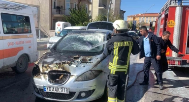 Trafik ışıklarında bekleyen otomobil bir anda alev aldı