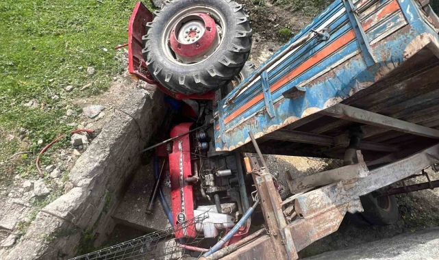 Traktör üç metreden çeşmenin üzerine devrildi, sürücü hayatını kaybetti