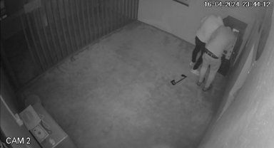 Türbedeki yardım paralarını çalan hırsızlar kamerada