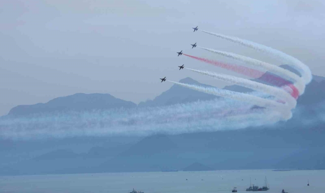 Türk Yıldızları'nın nefes kesen gösterisi on binlerce vatandaşı sahillere doldurdu