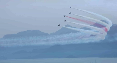 Türk Yıldızları'nın nefes kesen gösterisi on binlerce vatandaşı sahillere doldurdu