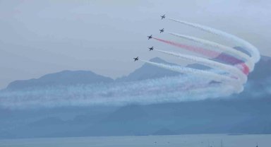 Türk Yıldızları'nın nefes kesen gösterisi on binlerce vatandaşı sahillere doldurdu