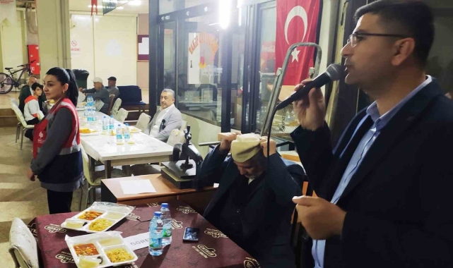Türkoğlu ve Can iftarını vatandaşlarla açtı