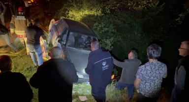 Uçurumdan yuvarlanan otomobili itfaiye son anda kurtardı