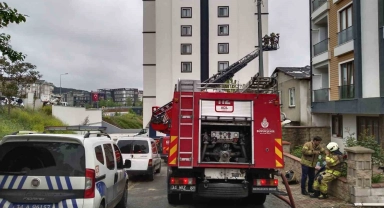 Ümraniye'de iki katlı ev alev alev yandı