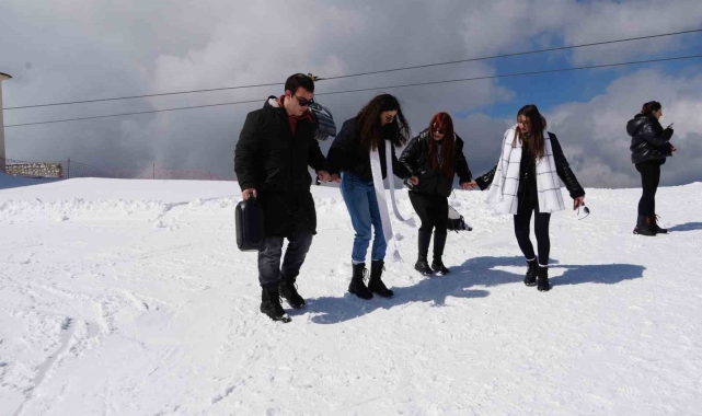 Üniversite öğrencileri, Ilgaz Dağı'nın zirvesinde hem ders yaptı hem horon tepti