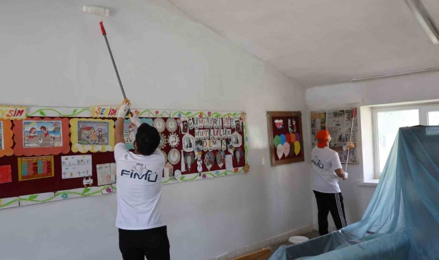 Üniversite öğrencileri köy okulunu onarıp boyadı