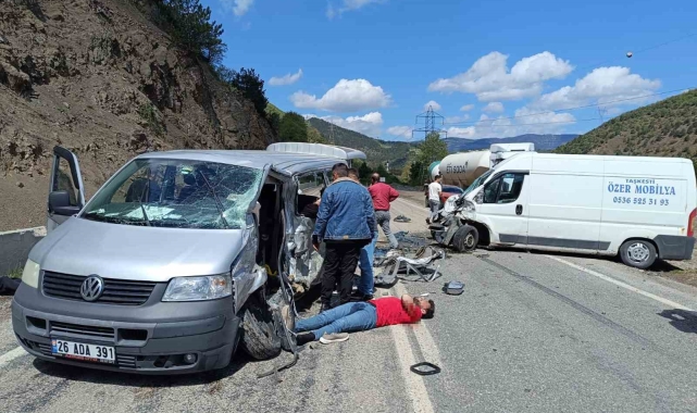 Üniversite öğrencilerini taşıyan araç kazaya karıştı: 15 yaralı