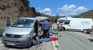 Üniversite öğrencilerini taşıyan araç kazaya karıştı: 15 yaralı