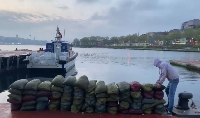 Üsküdar'da 1 buçuk ton kaçak midye ele geçirildi