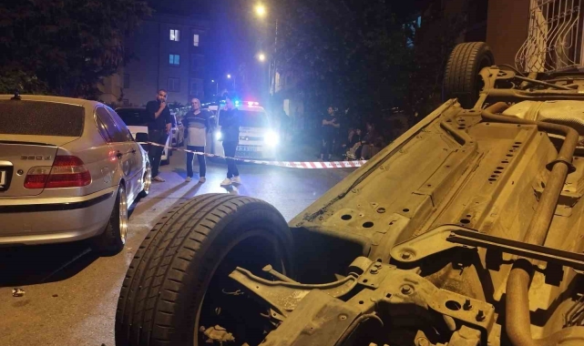 Üsküdar'da park halindeki araca çarpan otomobil takla attı: 1 yaralı