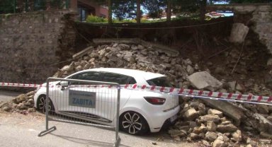 Üsküdar'da site duvarı çöktü, 2 otomobil altında kaldı