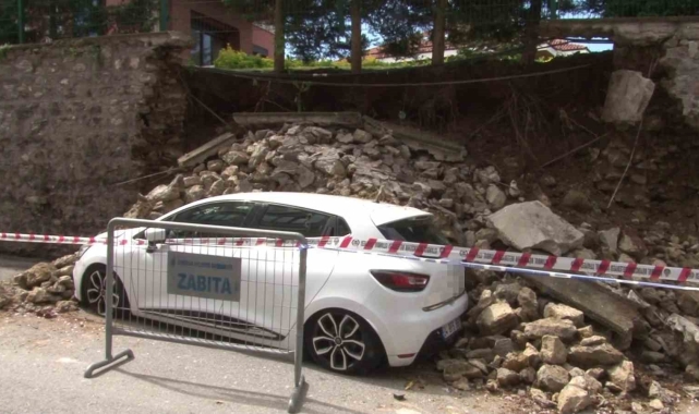 Üsküdar'da site duvarı çöktü, 2 otomobil altında kaldı