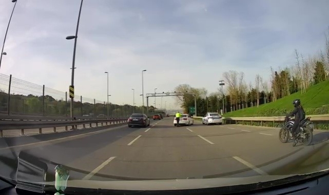 Üsküdar'da yolda kalan araç sürücüsünün imdadına trafik polisi yetişti