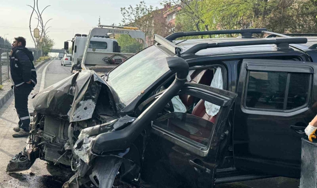 Üst geçidin direğine çarpan araç hurdaya döndü: 2 yaralı