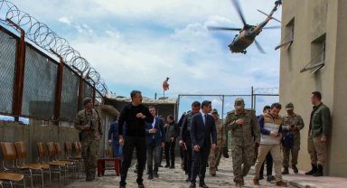 Vali Ali Çelik, sınır hattındaki üs bölgelerinde incelemelerde bulundu