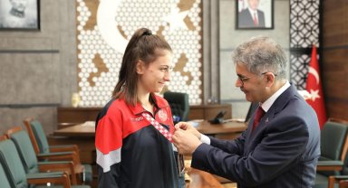 Vali Çelik Milli Boksörü ödüllendirdi