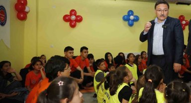 Vali Çiçek, öğrencileri ilmek ilmek işliyor