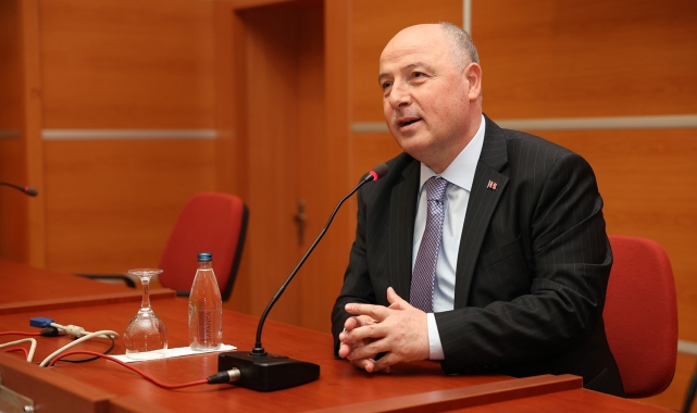Vali Coşkun, üniversiteli gençlere kamu sektörünü anlattı