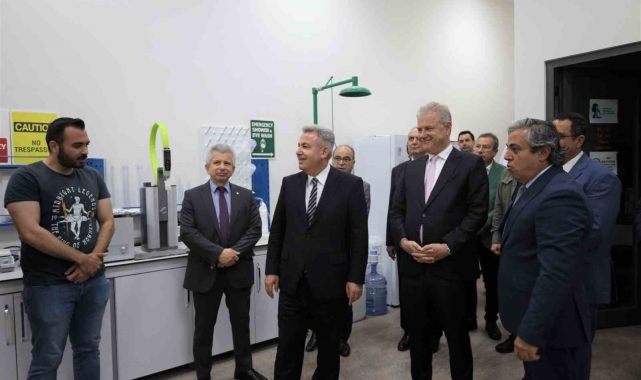 Vali Elban, İzmir Ekonomi'de projeleri dinleyip gençlerle sohbet etti