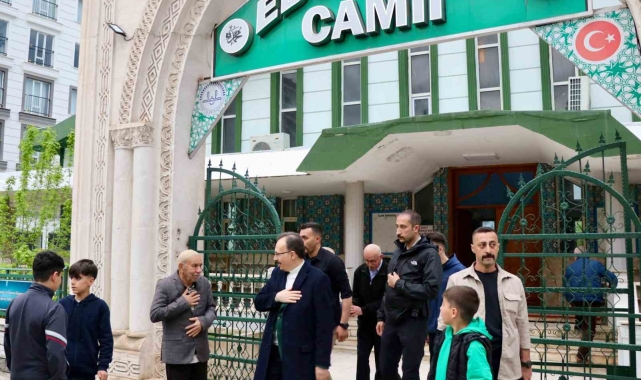 Vali Kızılkaya, bayram namazı sonrası vatandaşlarla bayramlaştı