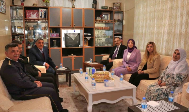 Vali Kızılkaya, bayramda şehit ailesini yalnız bırakmadı