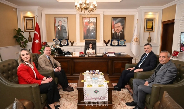 Vali koltuğuna oturdu; zekâ ve drama oyunları istedi