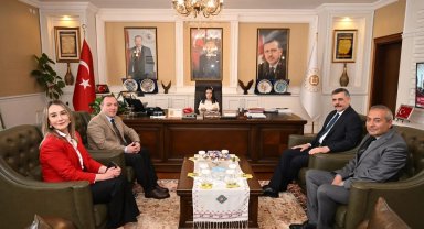 Vali koltuğuna oturdu; zekâ ve drama oyunları istedi