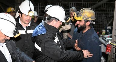 Vali Ünlü, yerin metrelerce altında madencilerle iftar yaptı