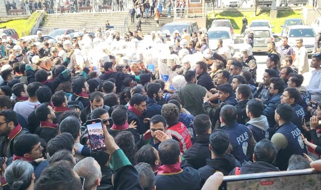 Van'daki başkan değişikliğine ilişkin protesto yapmak isteyen avukatlara müdahale
