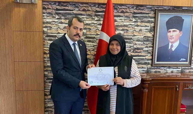Vezirköprü'nün tek kadın muhtarı mazbatasını aldı