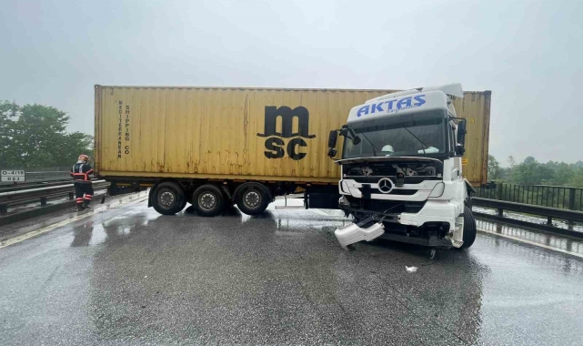 Yağış kazayı beraberinde getirdi, İstanbul istikameti 1 buçuk saat kapalı kaldı