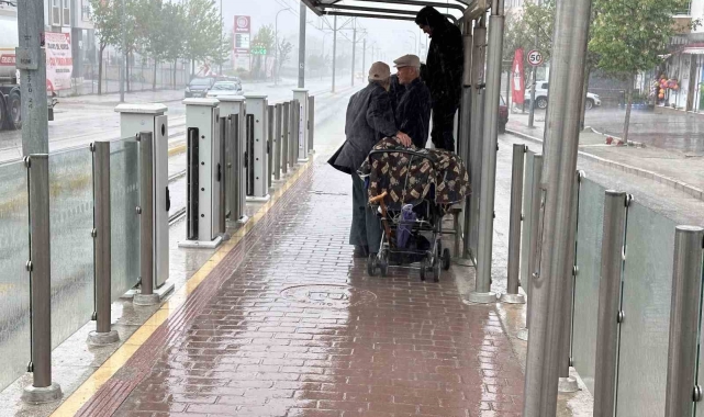 Yağmura hazırlıksız yakalanan vatandaşlar korunacak yer aradı