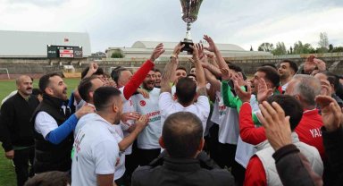 Yalovaspor şampiyonluk kupasını kaldırdı