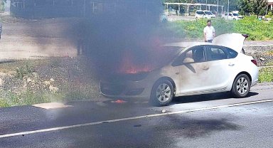 Yanan otomobile pet şişelerle müdahale ettiler