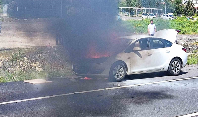 Yanan otomobile pet şişelerle müdahale ettiler