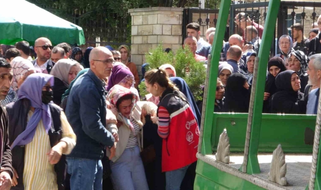 Yangın faciasında hayatını kaybeden Emrah Demiroğlu toprağa verildi