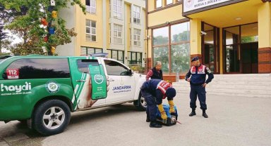 Yaralı leyleğe jandarma şefkati