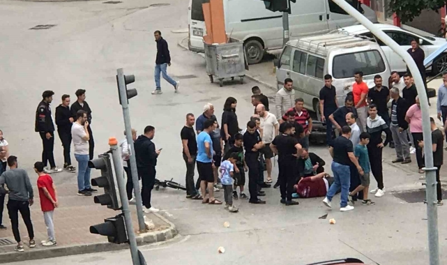 Yaralının yardımına koştular kaçan otomobilin altında kalmaktan saniyelerle kurtuldular