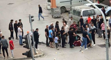 Yaralının yardımına koştular kaçan otomobilin altında kalmaktan saniyelerle kurtuldular