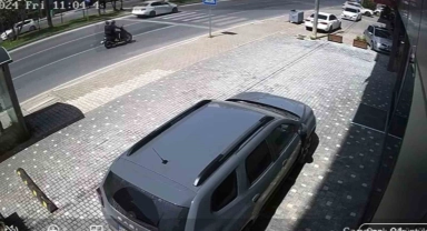 Yaya geçidinde hızla çarptığı yaşlı adamı metrelerce savurdu