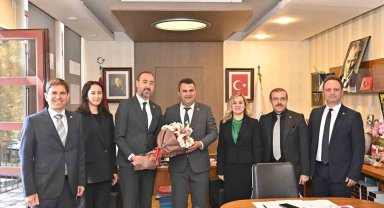 Yeni başkan tebrikleri kabul ediyor