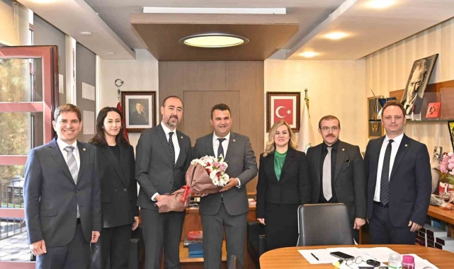 Yeni başkan tebrikleri kabul ediyor