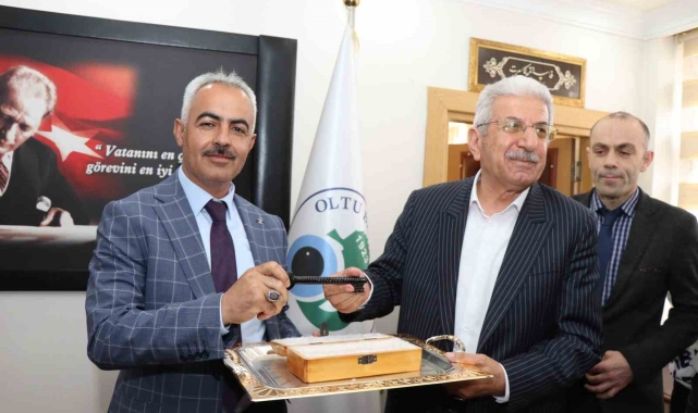 Yeni başkana Oltu taşından yapılan temsili anahtarı teslim etti