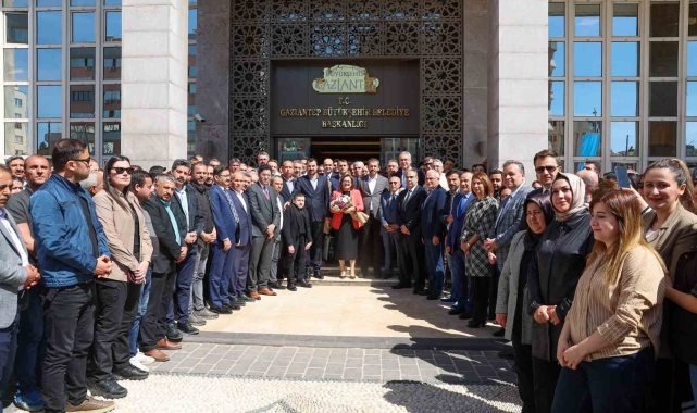 Yeniden seçilen Başkan Fatma Şahin, yeni döneminin ilk gününde coşkuyla karşılandı