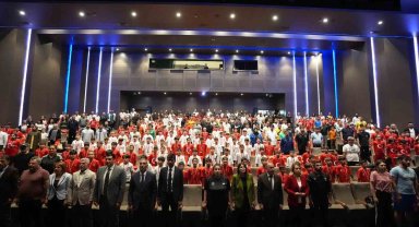 Yılmaz, başarılı öğrencileri ödüllendirdi