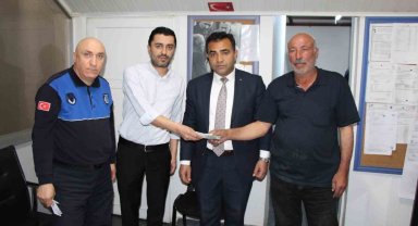 Yolda bulduğu 800 doları sahibine teslim etti