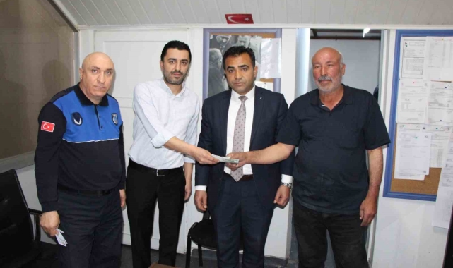 Yolda bulduğu 800 doları sahibine teslim etti