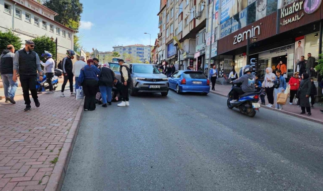 Yoldan karşıya geçmek isteyen adama otomobil çarptı: 1 yaralı