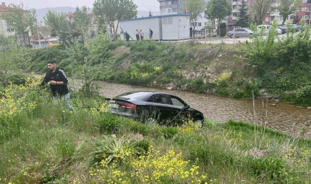 Yolunu kaybeden vatandaş gece su kanalına uçtu, sabah otomobilini kurtarmaya geldi